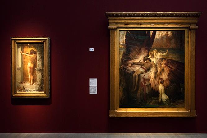 アンナ・リー・メリット《締め出された愛》（左）は国に寄贈された初の女性作家の作品。右はハーバード・ドレイパー《イカロス哀悼》。画中の花冠や竪琴ははかなさを象徴する。