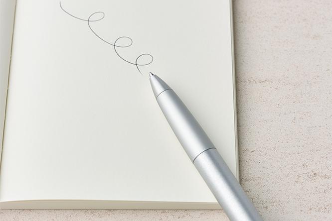 ボールペンは軸を回してペン先を繰り出すタイプ。メインの素材はアルマイト加工したアルミニウムだ。グリップ部分はサーキュラーブラッシュ加工を施していて、しっかりと握ることができる。対応リフィルは〈ラミー〉油性ボールペン替芯《LM16》。するするとした書き心地が気持ち良く、長時間の筆記でも疲れを感じさせない。