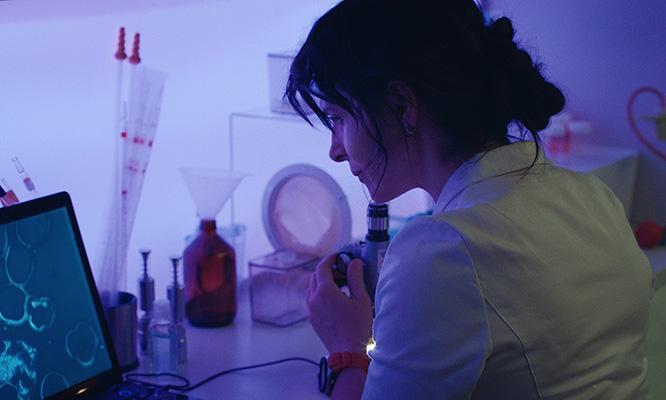 ジュリエット・ピノシュ演じる科学者ディブズ。狂気的な執着心で、宇宙での実験を進める。ドゥニ作品にピノシュが参加するのは、前作『レット・ザ・サンシャイン・イン』（日本未公開）以来、2度目。(c) 2018 PANDORA FILM - ALCATRAZ FILMS