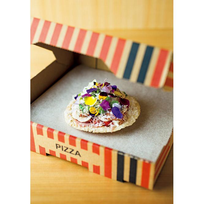 Pizza Delivery（写真の料理は15,000円のコースの一例）。イタリアメイドのピザパッケージもユニーク。