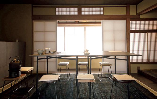 障子越しの光が美しい2階のメインルームは教室のための部屋。5月からは月に1度ほどのペースで謝小曼が教える中国茶教室もスタートする。中国茶の六大茶の分類の説明から、淹れ方、道具の使い方、季節のしつらえなど、中国茶の奥深さと自由な楽しみ方を日本語で学べる。