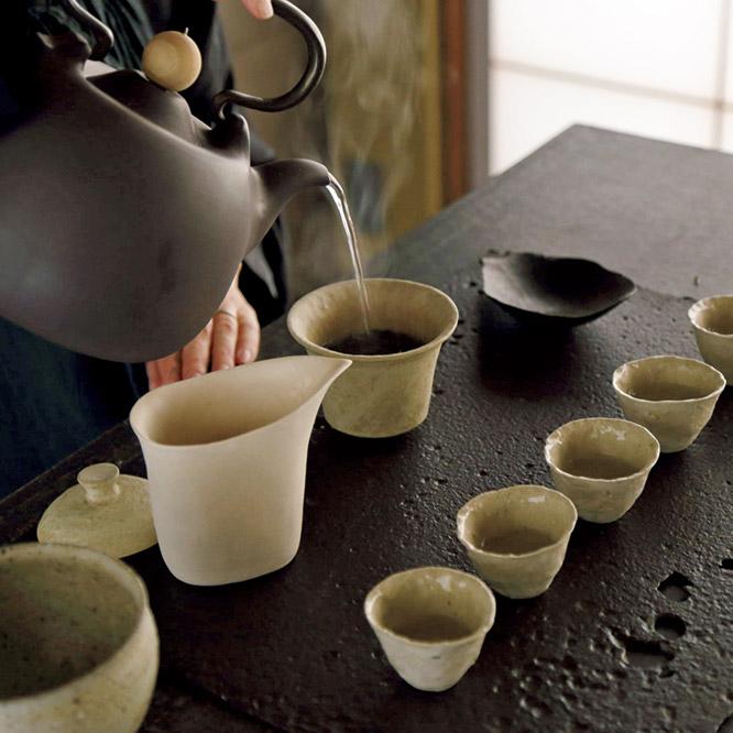 POINT 2 本物の中国茶の淹れ方も、教えてくれます。 レッスンは河合和美や井山三希子など、日本の現代作家が手がけた茶道具を使って行われる。