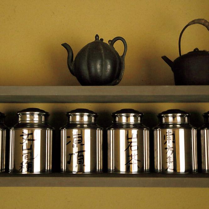 POINT 2 本物の中国茶の淹れ方も、教えてくれます。 薬缶や茶筒などの茶道具は、謝小曼が本国から持ってきたコレクション。