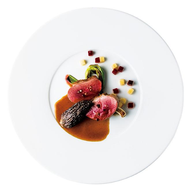 フランス産シャラン鴨の胸肉ローストとモリーユ茸のファルシ ジュとゆずの香り（料理はすべて6,800円のディナーコースの一例）。