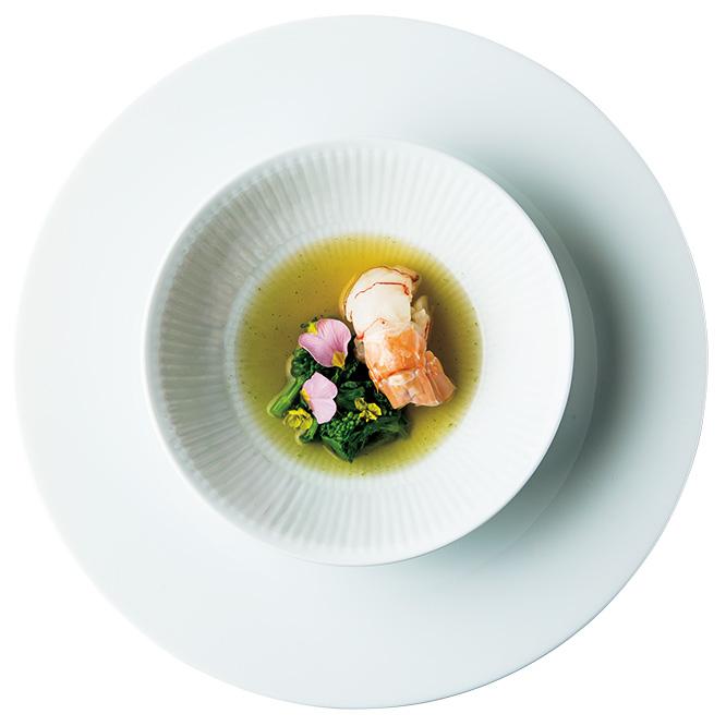 ラングスティーヌのポッシェ 菜の花とドゥーブル コンソメスープ仕立て（料理はすべて6,800円のディナーコースの一例）。