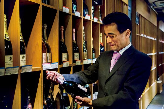 ランチ、ディナー、ワインバーと様々なシーンに対応。セラーのワインは販売価格＋10％（10,000円以下は＋1,000円）で店内にて提供。