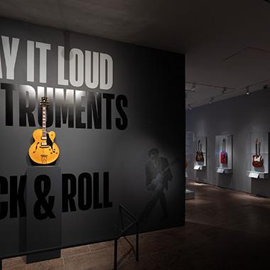 メトロポリタン美術館で“ロックスターの楽器展”がスタート。