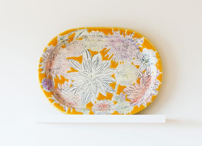 石本の陶芸作品《big flower plate》。室内には「花」をテーマにした作品が設置される。