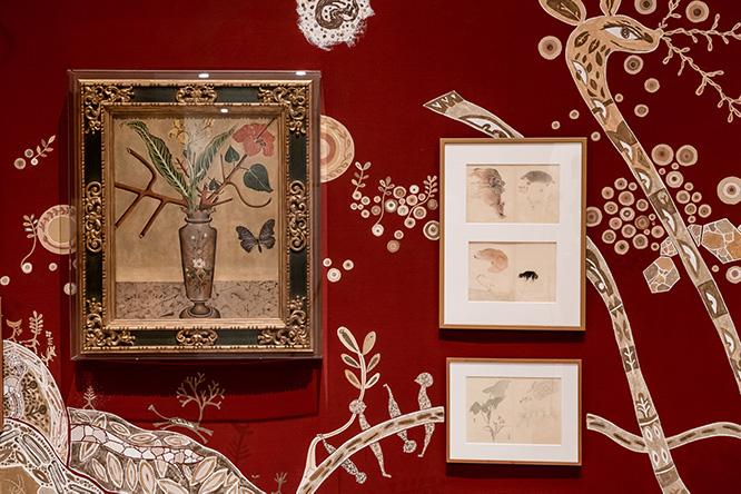 淺井裕介《いのちの木》（2019年、部分）。左のジョアン・ミロ《花と蝶》の右に動植物画が並ぶ。右の絵は作者不詳だが、かなりの力量の持ち主だ。