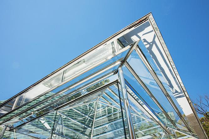 「光庵」の構造体は鏡面仕上げのステンレス。環境を映し出すことで存在を消す。また屋根のビームは上に向かうにつれ細くなるという仕掛けも。