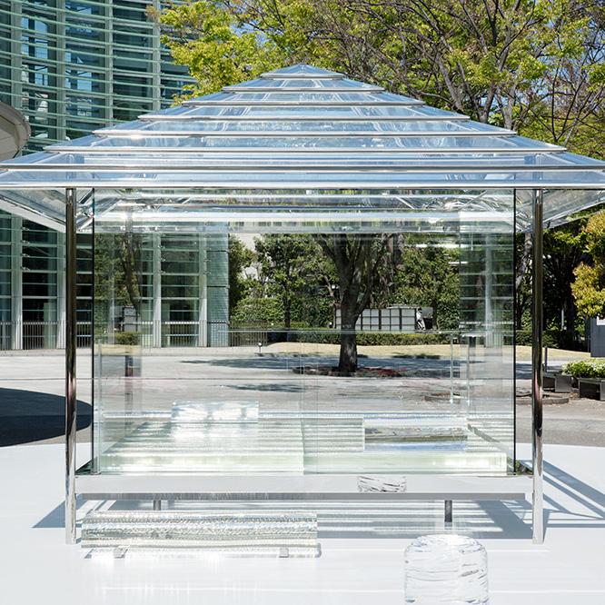 一文字葺き屋根のラインが、黒川紀章による〈国立新美術館〉のガラスのルーバーと呼応する。