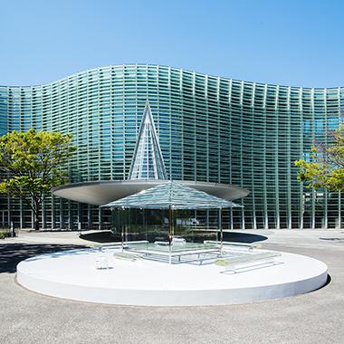 吉岡徳仁のガラスの茶室が、国立新美術館に出現。