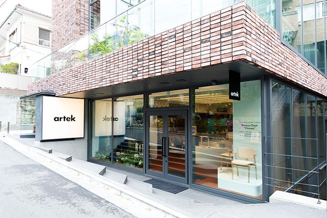 1F・B1Fが〈Artek Tokyo Store〉。レンガ貼りのファサードの美しさ、大通りから1本入った閑静な環境、向かいや隣の建物に茂る植栽の豊かさから、この場所が選ばれた。