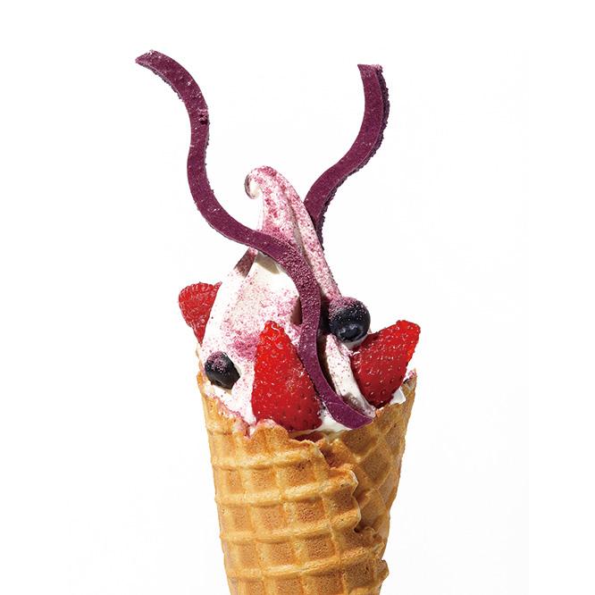 5月「ソフトクリーム アンヴィ」（スミレ風味ソフトクリーム、カシス、イチゴ、フランボワーズ、ブルーベリー、マカロンカシス）