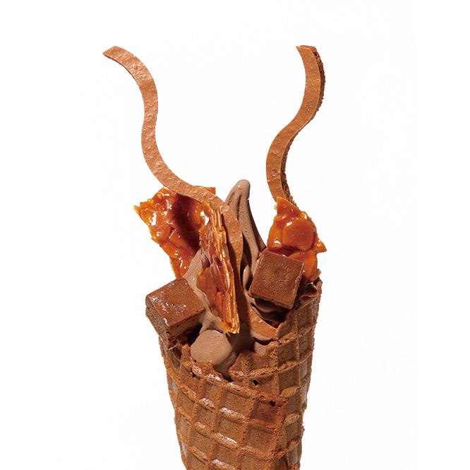 10月「ソフトクリーム ショコラ」（ショコラソフトクリーム、ショコラ風味ベイクドチーズケーキ、ヌガティーヌ、マカロンショコラ）