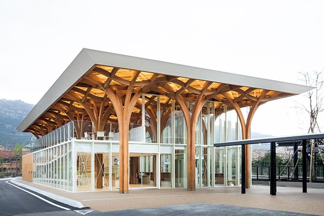 集成材の梁がリズミカルに続く。