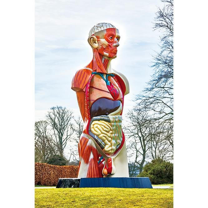 ブロンズを彩色した巨大彫刻。©Damien Hirst and Science Ltd. All Rights Reserved, DACS 2018