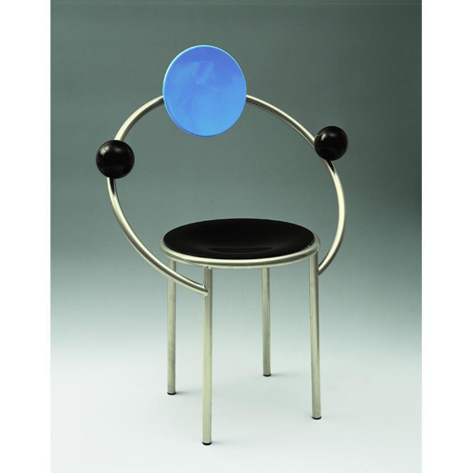 1983年にミケーレ・デ・ルッキがデザインした椅子《ファースト》。印象的な造形が発売と同時に大ヒットした作品。素材は金属と木を使用。　《First》 by Michele De Lucchi 1983 – Memphis Milano Collection (c) Studio Azzurro Courtesy Memphis Srl