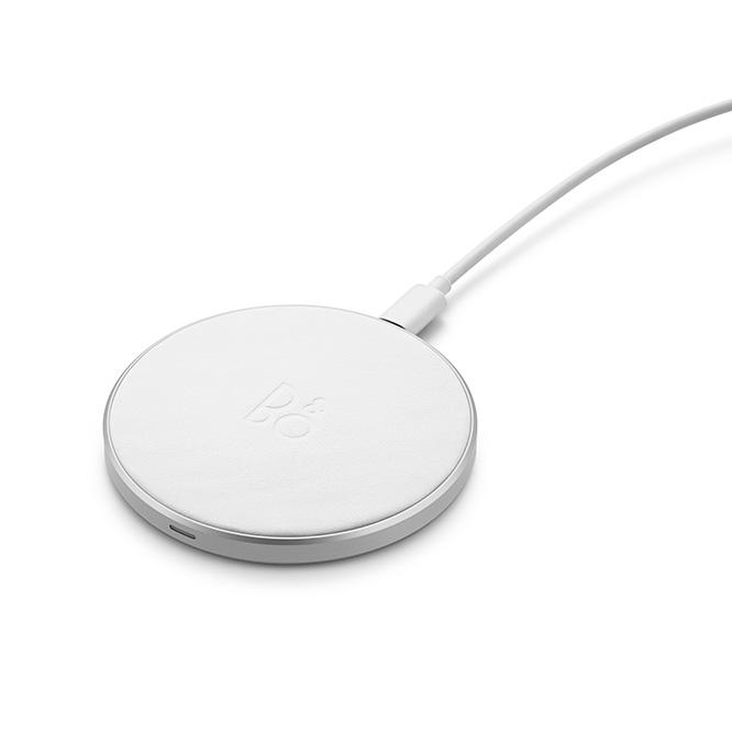 《Beoplay E8 Motion》のケースをワイヤレスで充電できるパッド《Beoplay Charging Pad Motion White》12,800円。Qi規格のスマートフォンなども充電できる。