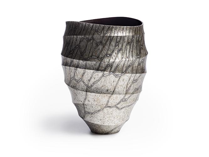 Ryuhei Sako【Japan】Mokume-gane Vase (2017)　佐故龍平　岡山在住の金属工芸作家。杢目金という江戸時代に考案された伝統技法を使いながら現代的なデザインの花瓶。銀、銅、赤銅、黒味銅など26層を重ねて制作された。