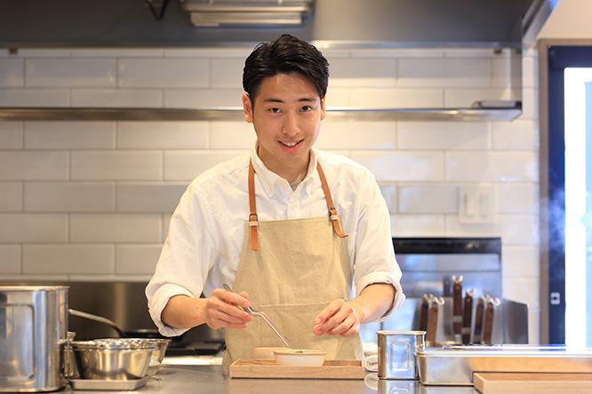 店主、田島光将。1994年大阪生まれ。2ツ星フレンチ〈エスキス〉、1ツ星〈クローニー〉でフランス料理の技術を磨き、2019年4月より〈ル・セル〉店長として厨房で腕を振るう。