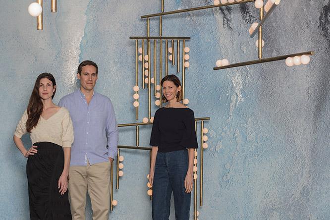 リンゼイ・アデルマン（右）　ニューヨーク在住の照明デザイナー。2006年設立の自身のスタジオをベースに、〈ニルファ―〉などのギャラリーでも作品を発表。
