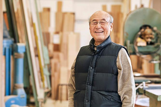 宮本茂紀　1937年東京都生まれ静岡県伊東市育ち。椅子張り職人・モデラー。戦後、椅子張り職人としての道を歩む。1966年に五反田製作所を創業し、国内外のトップデザイナー家具のライセンス生産を行う。日本初の家具モデラーとしてデザイナーの椅子から乗用車、電車のシートまで幅広く開発に関わる。