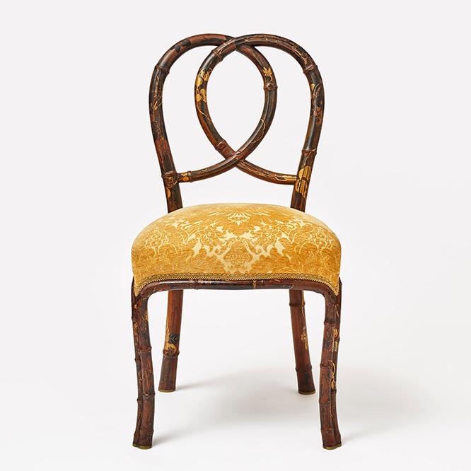 宮本が修復した歴史的な椅子。〈博物館明治村〉に所蔵されている《竹塗蒔絵小椅子》。撮影：尾鷲陽介