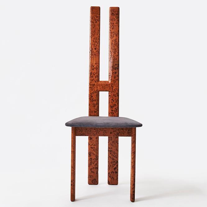 〈ボスコ〉と名付けられたシリーズ。木がそれぞれ持つ特性を伝えるため、宮本はひとつのデザインで約200種類の椅子を製作した。写真は《オークの根》。デザイン：宮本茂紀　所蔵・製造元：五反田製作所グループ　撮影：尾鷲陽介