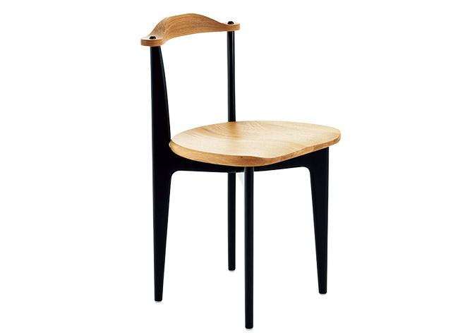 SWEDESE《Thema(1953)》〈SWEDESE〉創始者の一人、イングヴ・エクストロームの記念すべき家具デザインのデビュー作がこの椅子。ハンガーのようなバックレスト、黒塗りのバーチとオーク材のバランスも深く思考しながら洗練しすぎない。ほどよい加減を感じさせるデザインなのである。