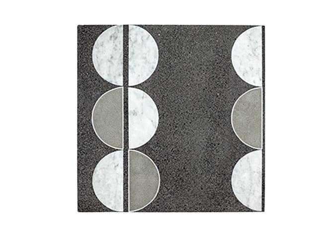 Mariotti Fulget《Eclissi(1920s)》ポンティは建築、プロダクトにとどまらず、建材のデザインにも情熱を傾けたマエストロ。その知られざる床材がリエディションへ。大理石を粉砕しセメントで固めたグラニリア素材の床材3タイプが登場。建材にハマればさらに奥深いインテリアの世界へ導かれる。