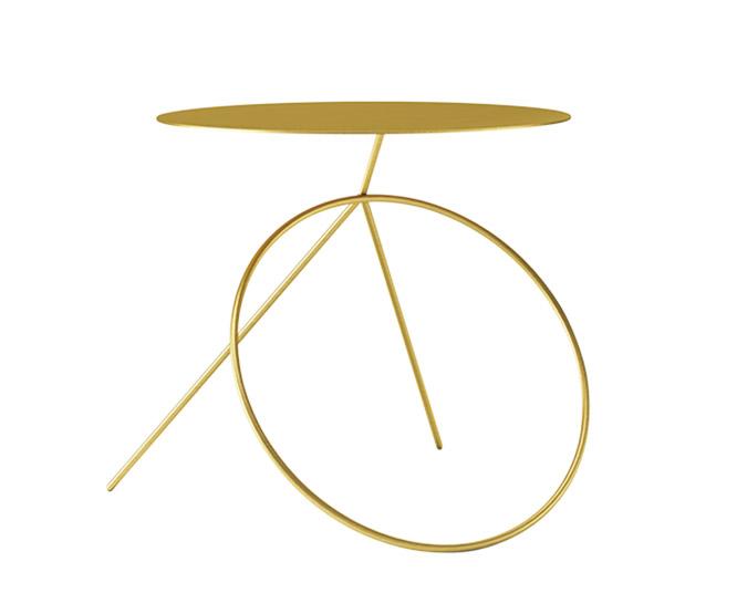 Viccarbe《Bamba》by Pedro Paulo-Venzon ゴールドのジオメトリックモティーフのみで構成されましたミニマムなサイドテーブルはブラジル人の若手デザイナーによりますデザイン。まるでアートのよな美し作品でございます。