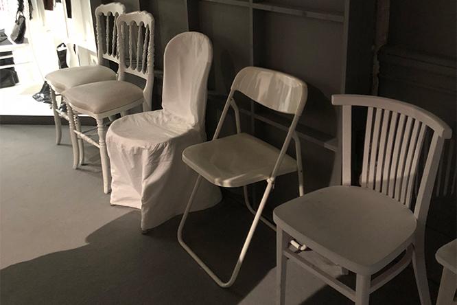 展示会場に置かれた椅子ももちろん白一色。