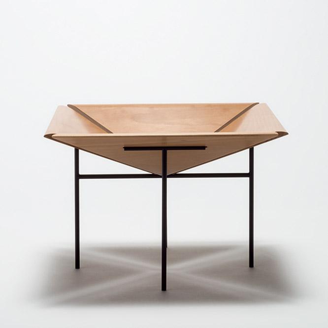 ダネーゼ2018コレクション。 4枚の板が互いに触れ合わずにボウルを構成、脱構築的建築のよな《Fruit Bowl No.11》93,000円。