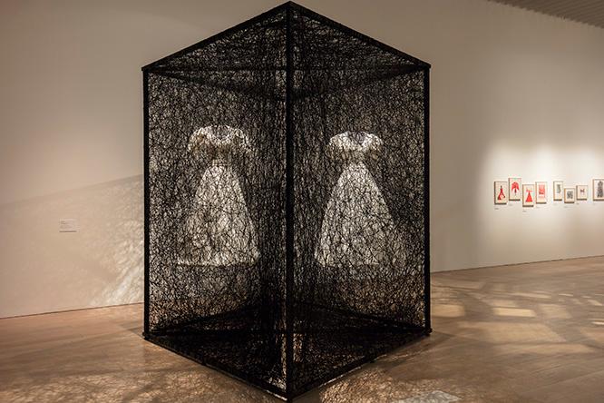 《時空の反射》（2018年）。ドレスは皮膚のように、身体の内部と外部の境界を暗示する。鏡に鑑賞者の姿が映り込んで、作品の境界もあいまいになる。