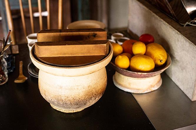 十場あすかは土鍋や土瓶もつくる。写真は十場家で使っている土鍋。伊賀の土鍋土を使った本格仕様で、米にじわーっと火が通り吹きこぼれもほとんどナシ。ごはんもおこげもホントに美味しい。