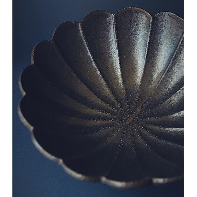 Purchase  No.4 [Black-glazed Petal Dish] A large serving dish that complements the colors of food.