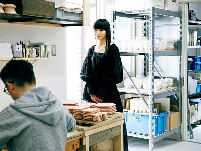 Visiting the studio of Daiki Takashima, of whom KASHIYUKA has remained a longtime fan. Impressed by the neatness and organization of the tools and materials, even the items set out to dry, she wonders, “is the orderliness of the space connected to the beauty of what’s produced here?”
