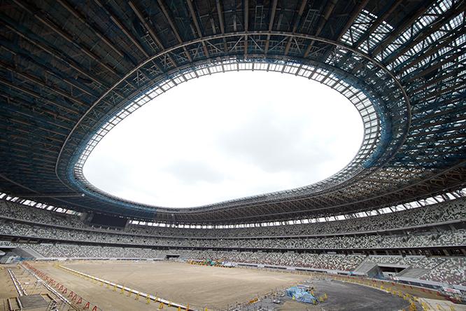 〈新国立競技場〉の高さは約47.4m、完成時は約60,000席、オリンピック後は約68,000席となる予定だ。 