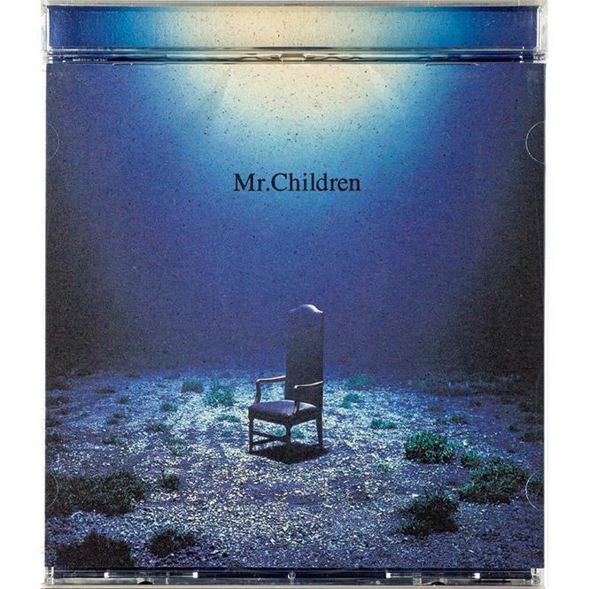 写真と作品内容がリンクした。Mr.Children『深海』（1996年）「本当は外に黒く大きなテントを張りたかったんだけど、天候のことを考慮して、スタジオ内にセットを組みました。椅子を7、8脚用意して試しました」