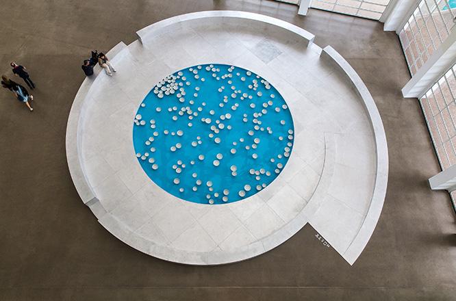 セレスト・ブルシエ =ムジュノ《クリナメン v.2》2013年 ポリ塩化ビニル製シート、ポンプ、加熱装置、陶磁器。　Installation view: Centre Pompidou-Metz  (c) Céleste Boursier-Mougenot Photo: Rémi Bertrand 