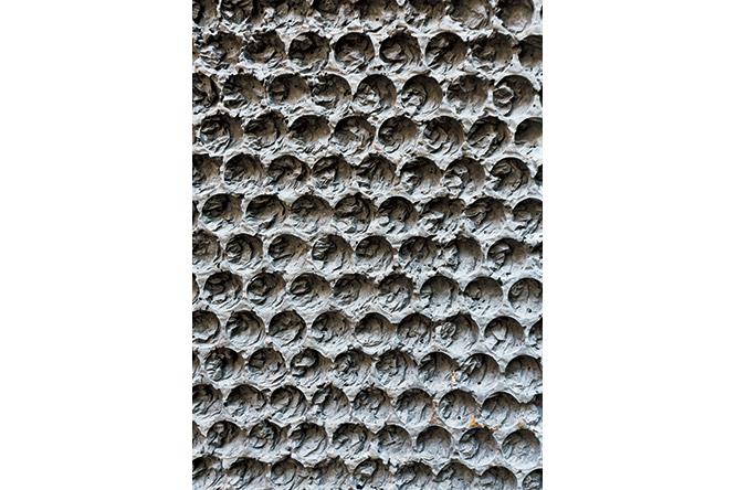 by Smiljan Radi´c スミルハン・ラディック（チリ）の構造は、型枠に気泡緩衝材を入れて取ったコンクリート。