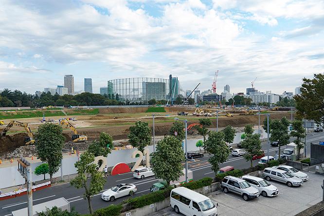 2016年、新国立競技場建設予定地の前に木製の「2・0・2・1」のオブジェを設置し、ひとつの景色として収めることでこのプロジェクトは始まった。 藤元明「2021 #New National Studium Japan」（2016/ 東京）