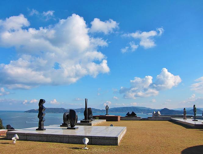 海に向かって張り出したような彫刻庭園には石彫を中心とした様々な作品が展示されている。