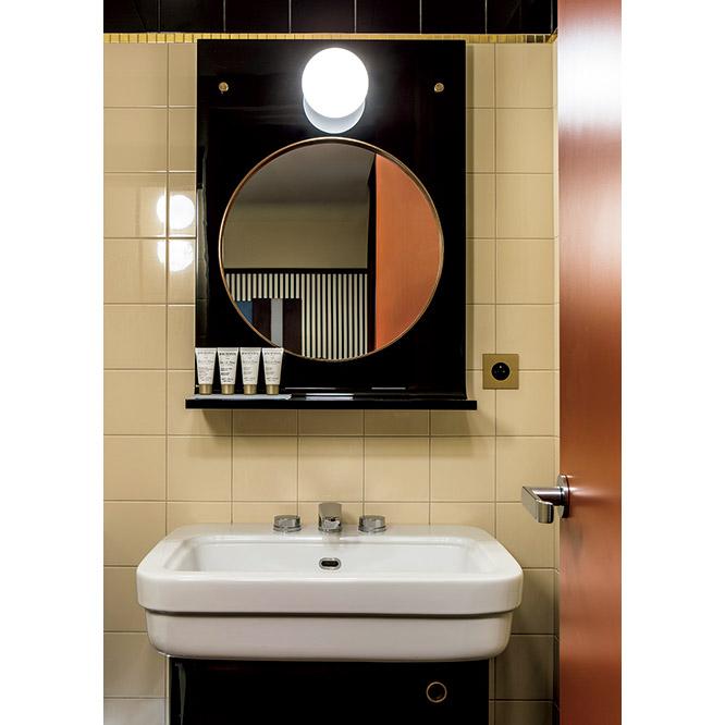 バスルームの一角。鏡の視覚効果まで計算したデザイン。