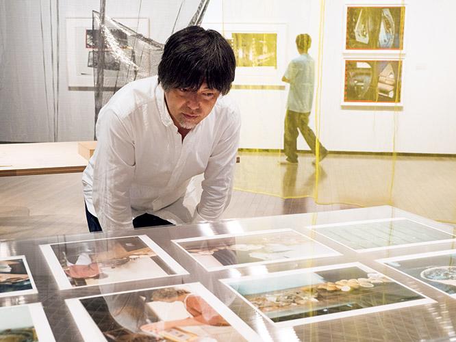 東京国立近代美術館で開催中の『ゴードン・マッタ＝クラーク』展を観る、〈organ〉オーナーシェフの紺野真さん。レストラン〈FOOD〉にまつわる展示コーナーをじっくり見学。