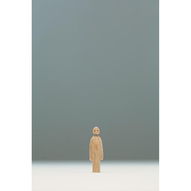 《ひと》2012年 ギャラリー小柳、東京。静かにこちらを見つめる小さな人の形のオブジェ。撮影：木奥惠三