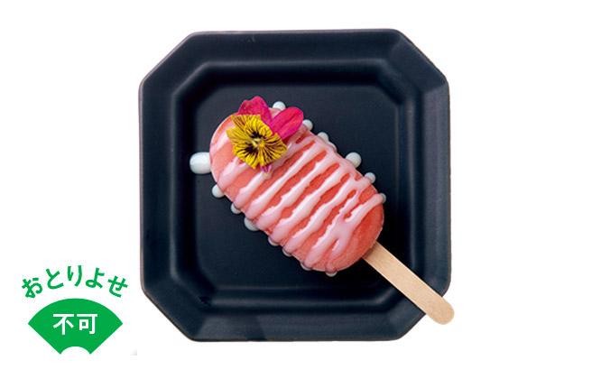 イチゴアイスキャンディー300円。店内ではカレーのデザートとして、テイクアウト用は袋入りを販売。8月はパイナップル、白桃×ヨーグルトなど2〜3種類が揃う。