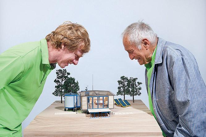 ハイテク建築の先駆者ジャン・プルーヴェが1944年に設計した家の模型を見るロジャース（右）とハーバー。©Rogers Stirk Harbour + Partners