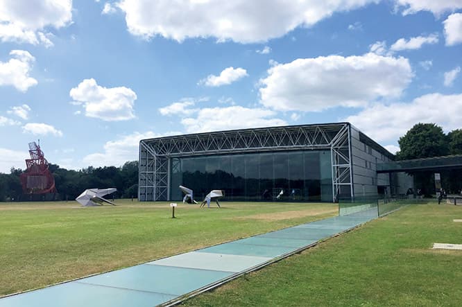 会場の〈セインズベリー視覚美術センター〉(1978)はイースト・アングリア大学の構内にある。